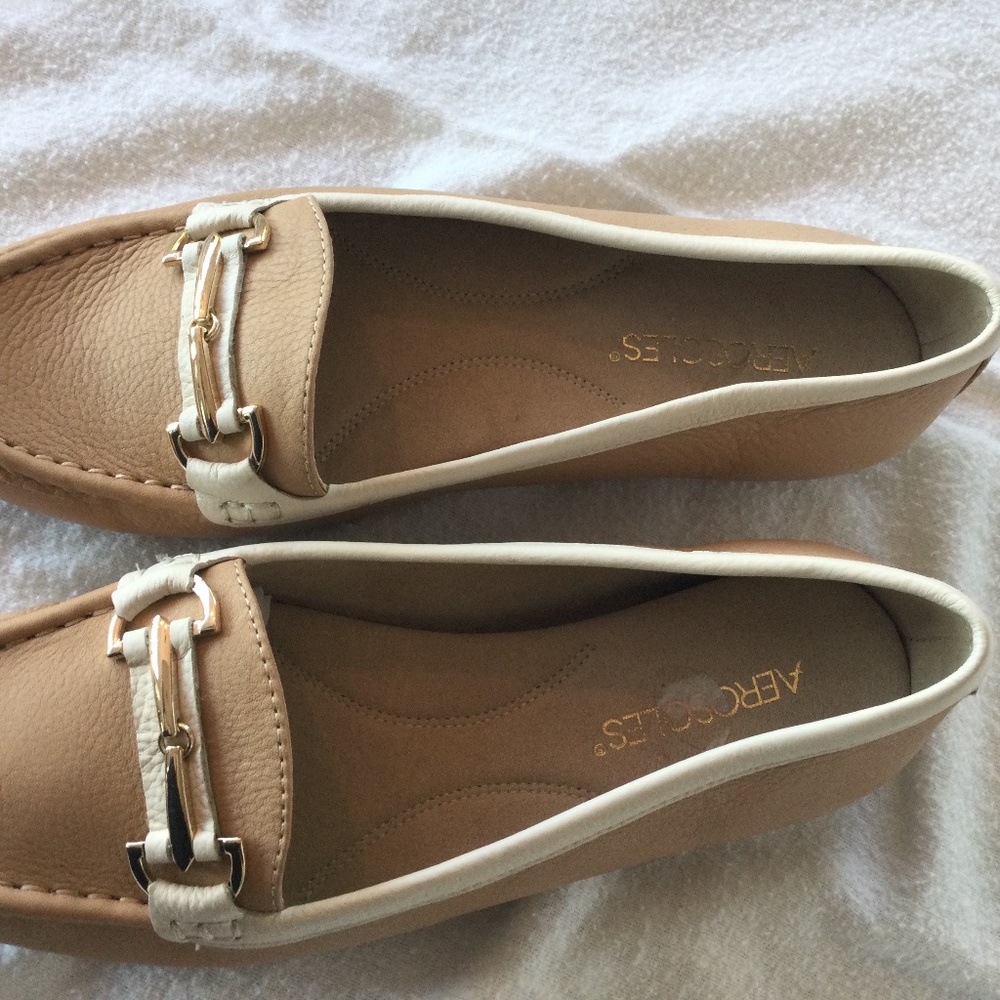 Aerosols tan flat shoe, size 8.5